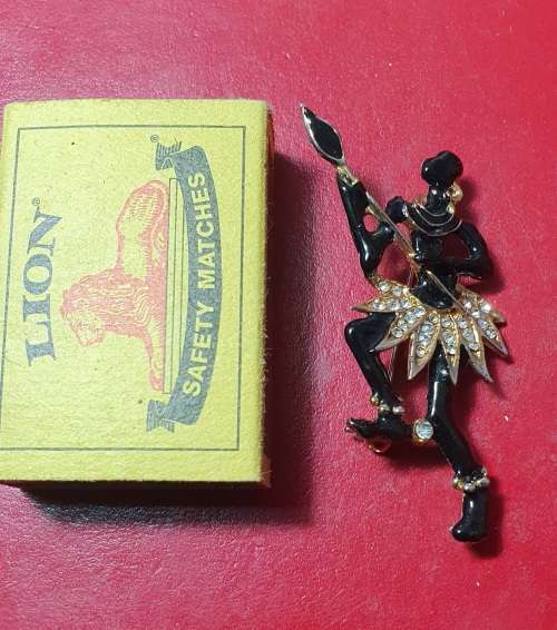 VINTAGE BIG IMPI METAL PORCELAIN AND POLISHED GLASS BROOCH. STUNNING DETAIL !!