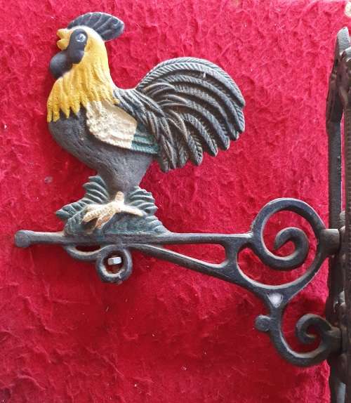 HUGE HEAVY CAST IRON VINTAGE CHICKEN MOTIVE DOOR BELL HANGER. 35C M LONG.