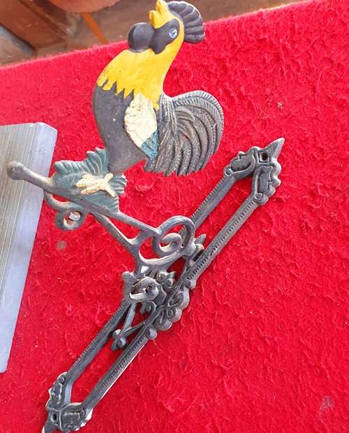 HUGE HEAVY CAST IRON VINTAGE CHICKEN MOTIVE DOOR BELL HANGER. 35C M LONG.