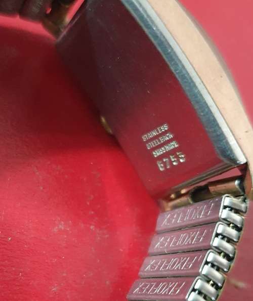 ANTIQUE ROAMER 17 JEWELS ANTIMAGNETIC LADIES WATCH .