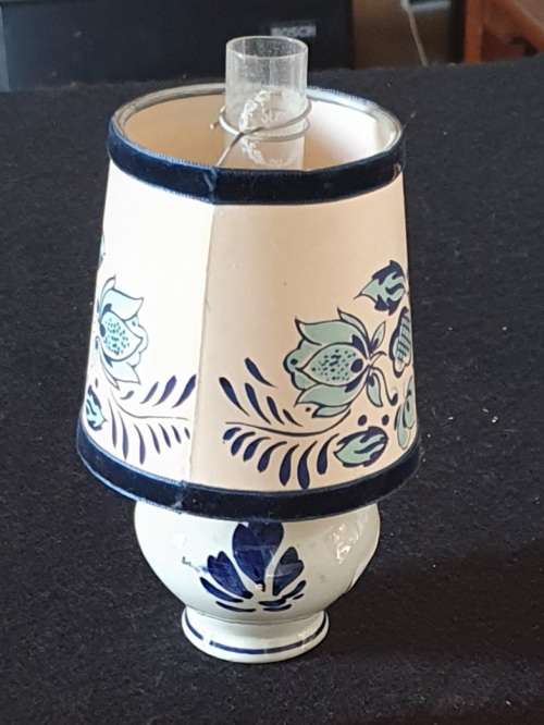VINTAGE HAND PAINTED DELFT OIL LAMP STUNNING DETAIL. 17 CM HIGH. STERN BRENNER CHIMNEY.