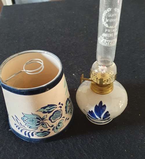 VINTAGE HAND PAINTED DELFT OIL LAMP STUNNING DETAIL. 17 CM HIGH. STERN BRENNER CHIMNEY.