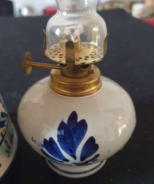 VINTAGE HAND PAINTED DELFT OIL LAMP STUNNING DETAIL. 17 CM HIGH. STERN BRENNER CHIMNEY.