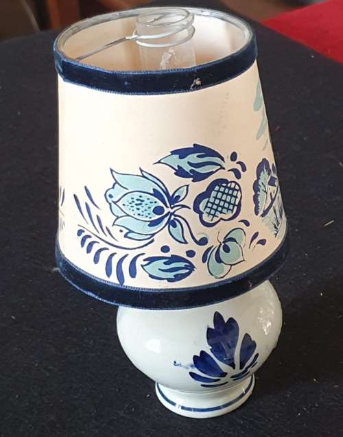 VINTAGE HAND PAINTED DELFT OIL LAMP STUNNING DETAIL. 17 CM HIGH. STERN BRENNER CHIMNEY.