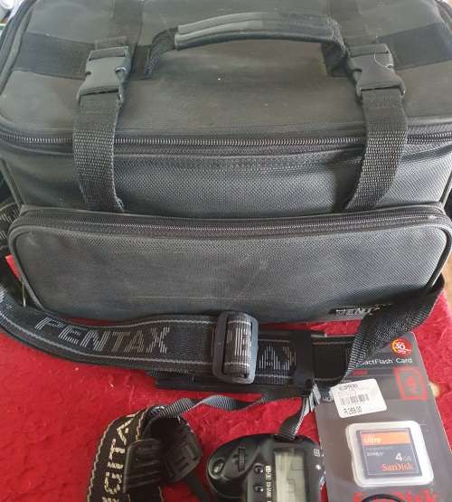 CANON EOS 10D CAMERA WITH ZOOM LENS EF 28-80MM . 58MM. PLUS BAG ETC.