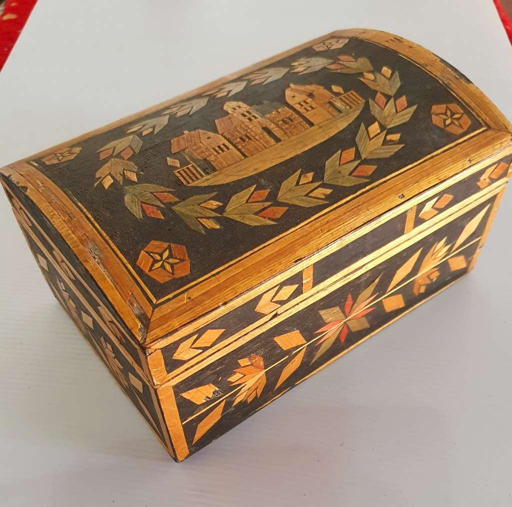 ANTIQUE WOOD CARVED AND INLAY JEWELLERY BOX. AWESOME DETAIL !!