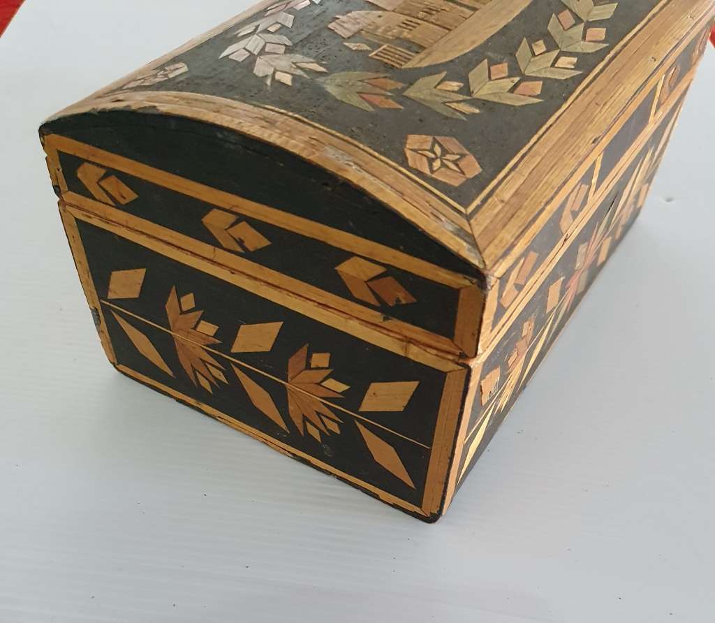 ANTIQUE WOOD CARVED AND INLAY JEWELLERY BOX. AWESOME DETAIL !!