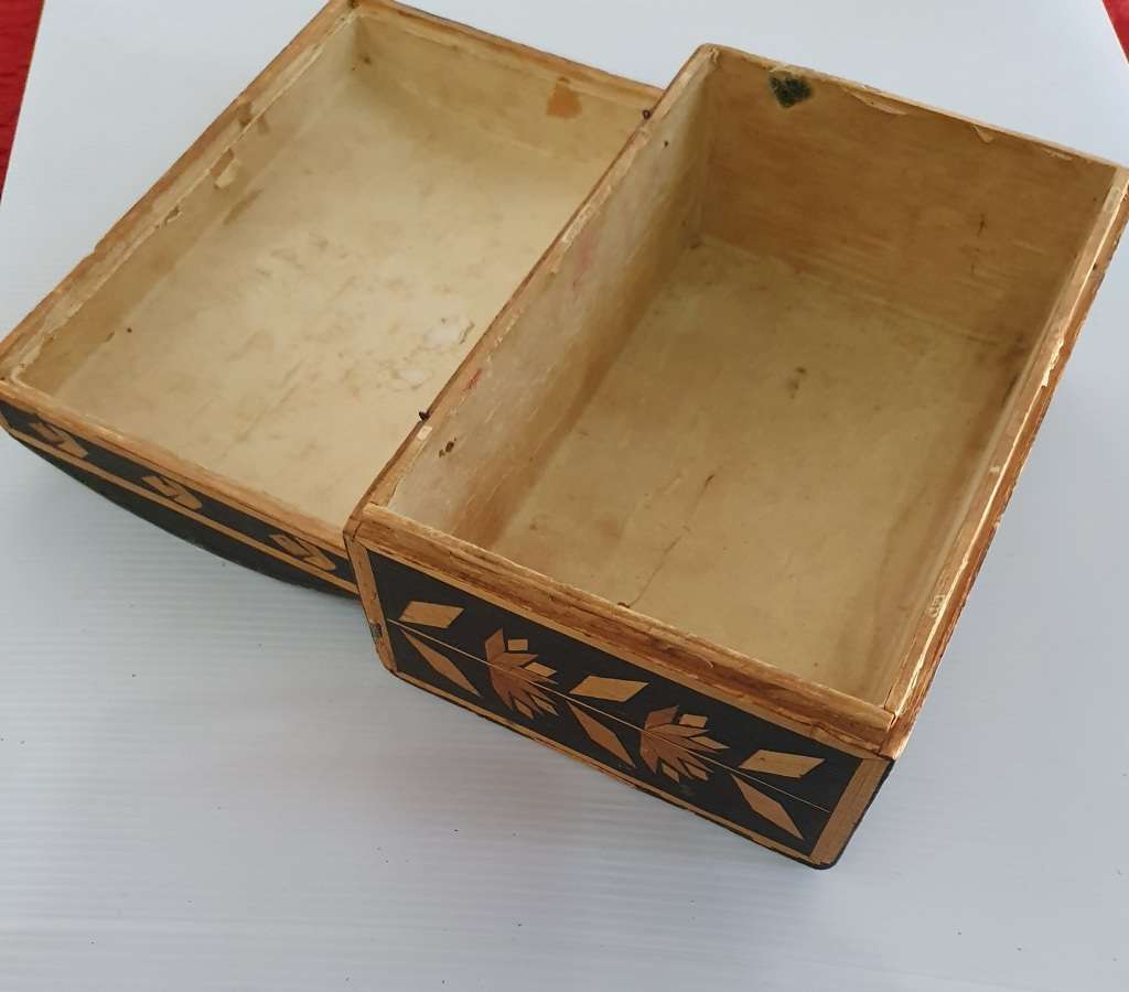 ANTIQUE WOOD CARVED AND INLAY JEWELLERY BOX. AWESOME DETAIL !!