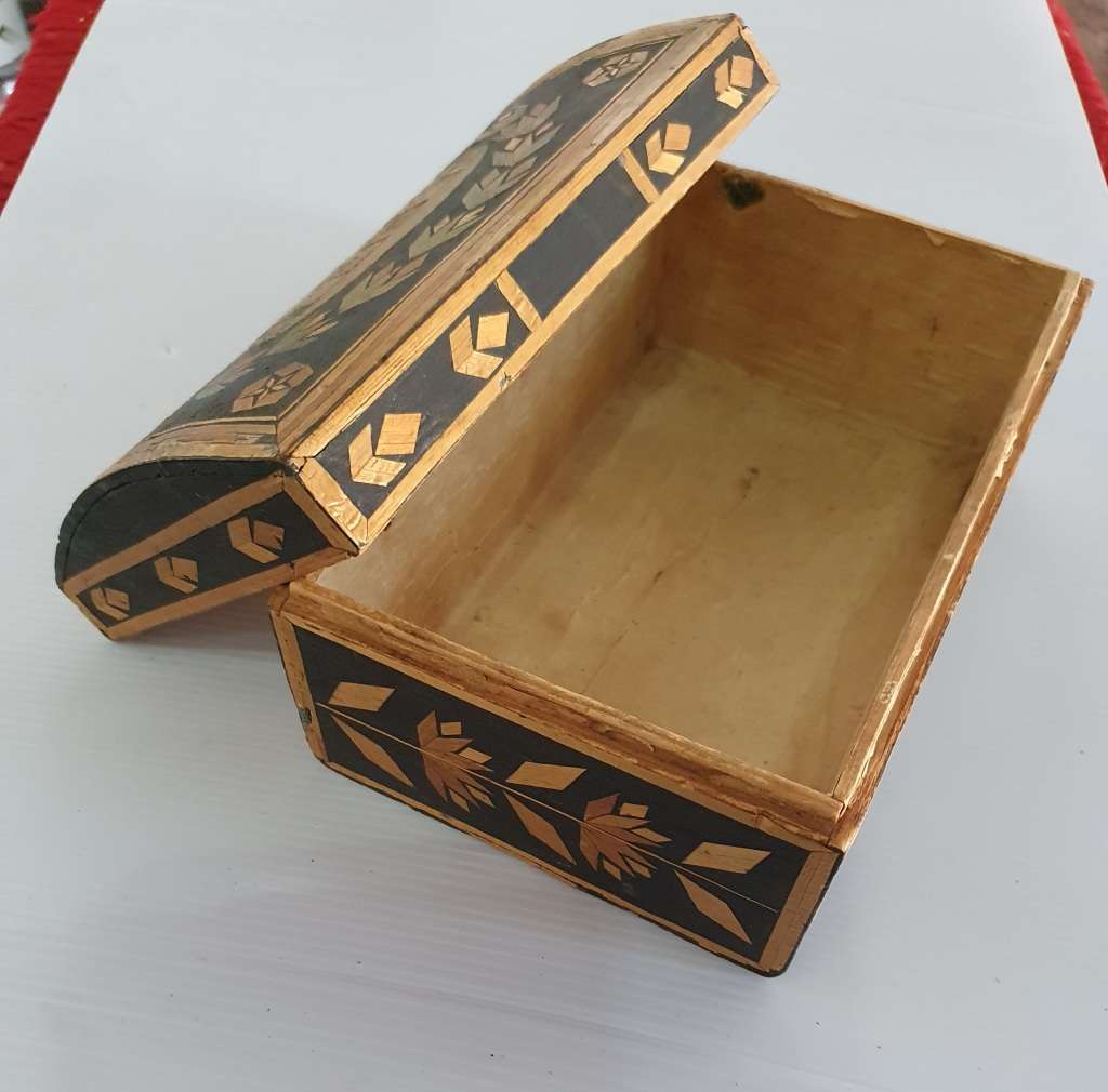 ANTIQUE WOOD CARVED AND INLAY JEWELLERY BOX. AWESOME DETAIL !!