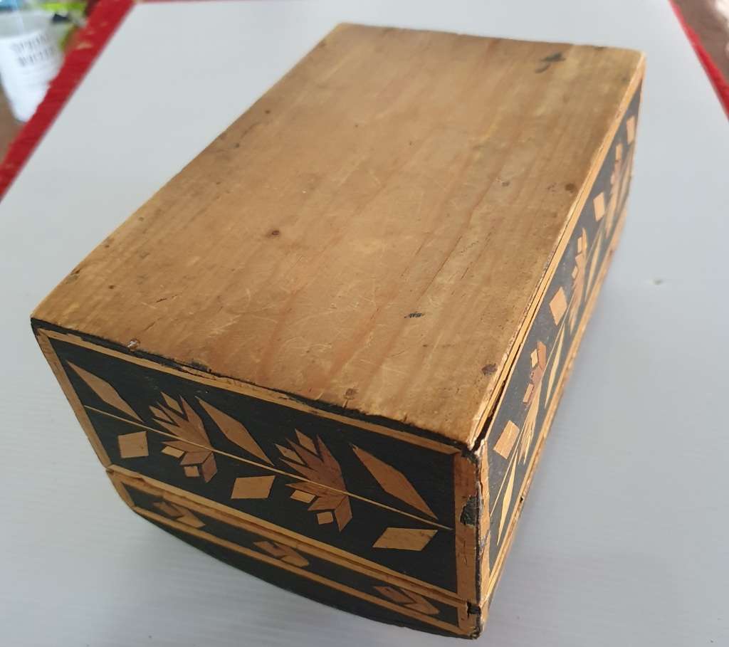 ANTIQUE WOOD CARVED AND INLAY JEWELLERY BOX. AWESOME DETAIL !!