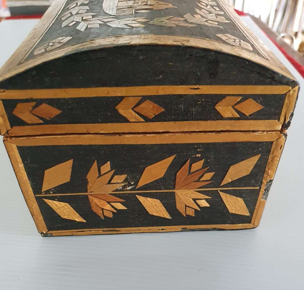 ANTIQUE WOOD CARVED AND INLAY JEWELLERY BOX. AWESOME DETAIL !!