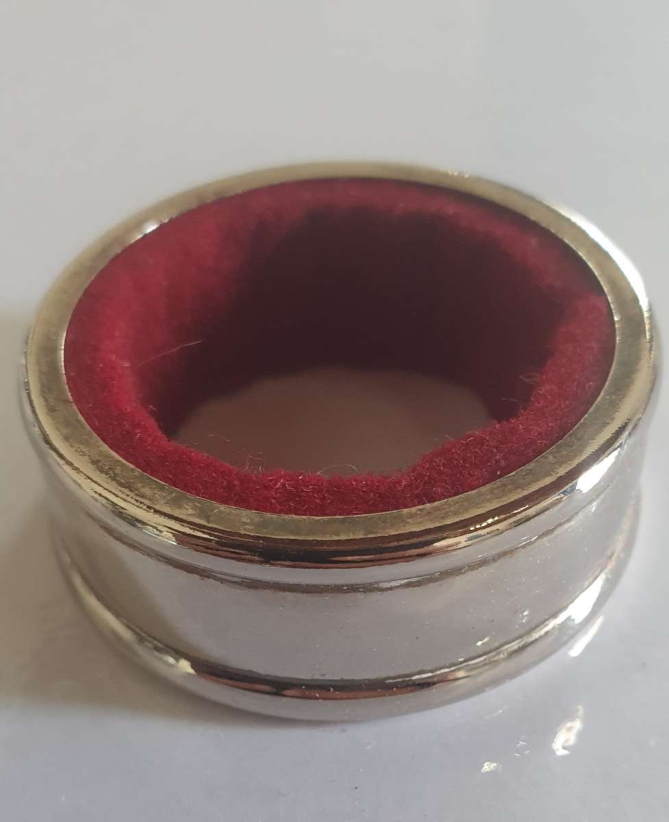 VINTAGE HEAVY SILVER PLATED WINE BOTTLE COLLAR WITH RED VELVET INSIDE.90 X LOTS MORE SAME AUCTION !!