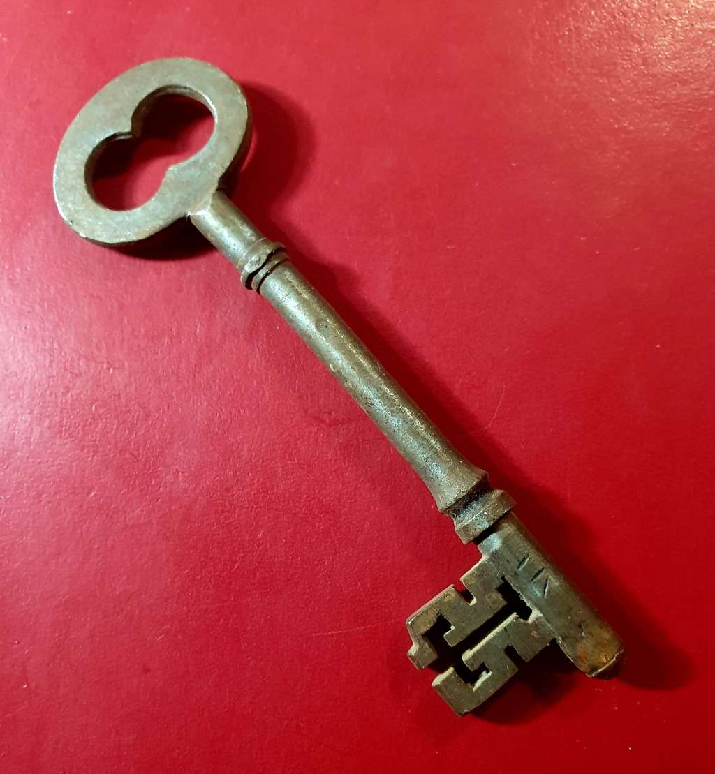 ANTIQUE HUGE 12.50CM LONG SOLID CASTED KEY.