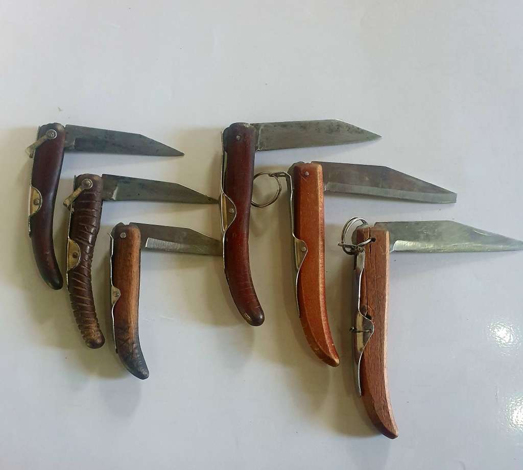 6 X VINTAGE OKAPI KNIFES FOR RESTORATION JOB. ONE BID FOR ALL.