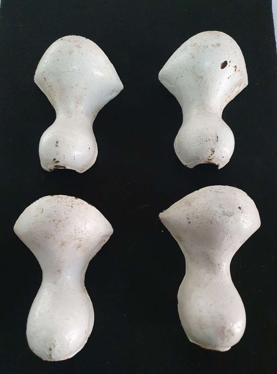 4 X VICTORIAN ERA HEAVY CAST IRON BATH TUB LEGS.