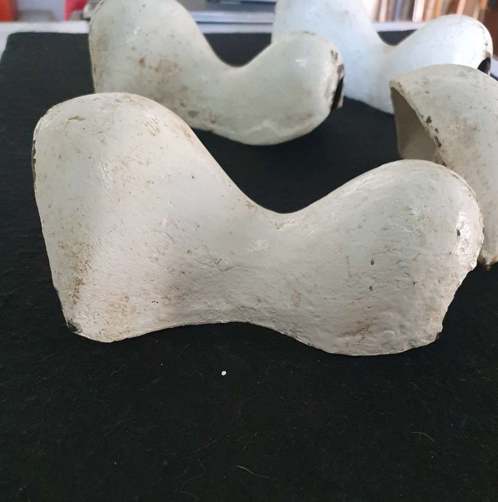 4 X VICTORIAN ERA HEAVY CAST IRON BATH TUB LEGS.