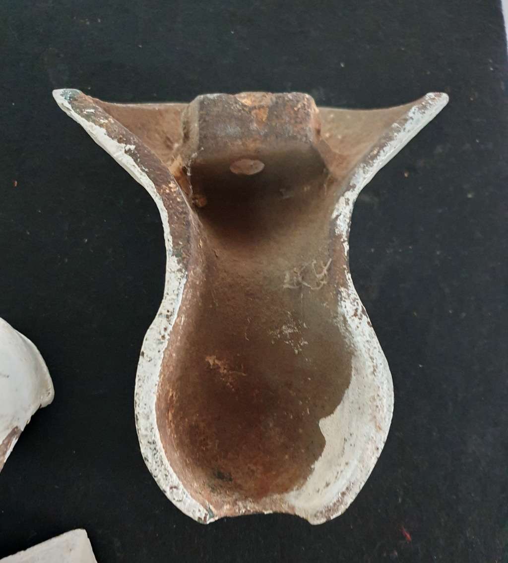 4 X VICTORIAN ERA HEAVY CAST IRON BATH TUB LEGS.