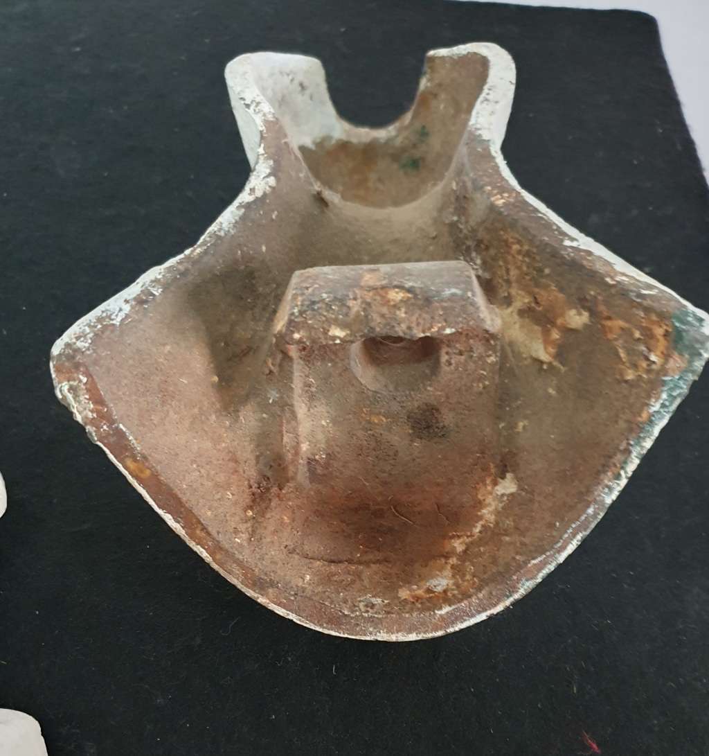 4 X VICTORIAN ERA HEAVY CAST IRON BATH TUB LEGS.