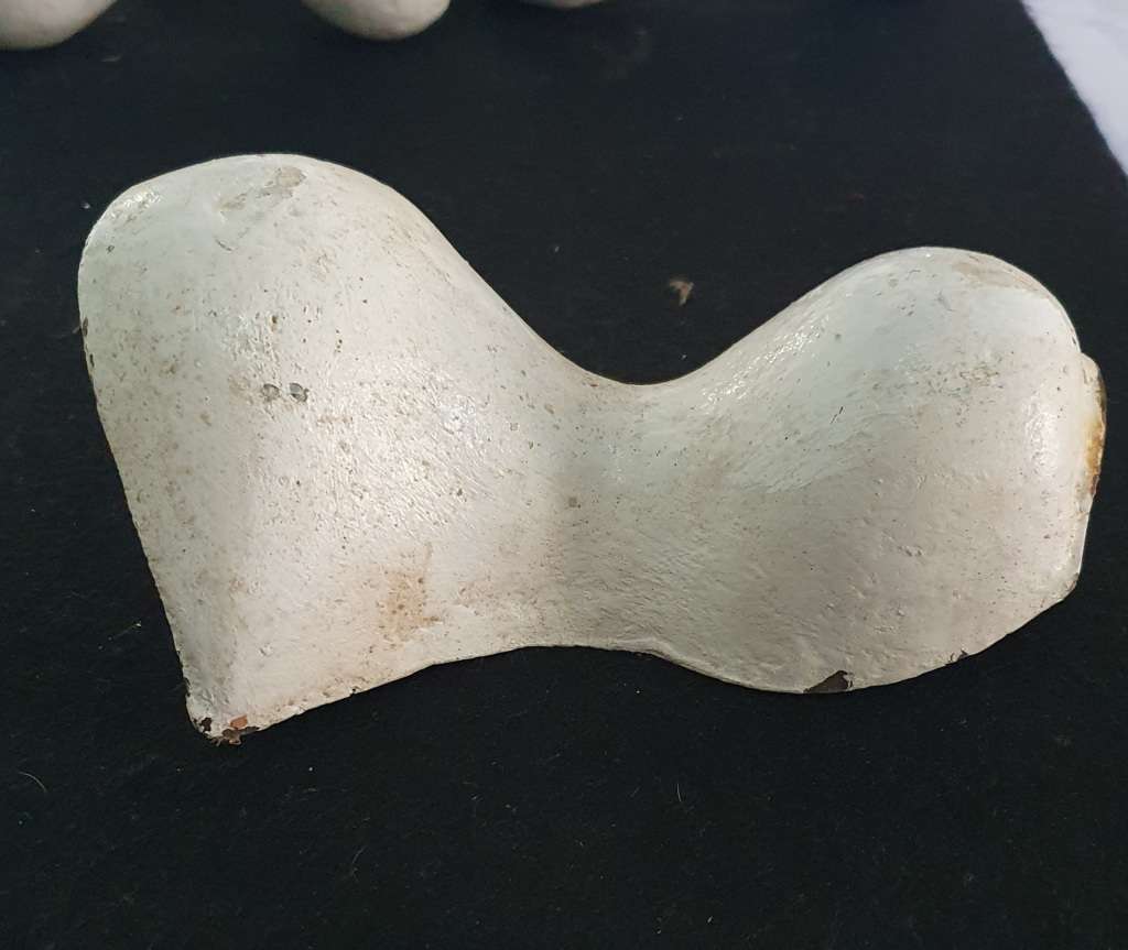 4 X VICTORIAN ERA HEAVY CAST IRON BATH TUB LEGS.