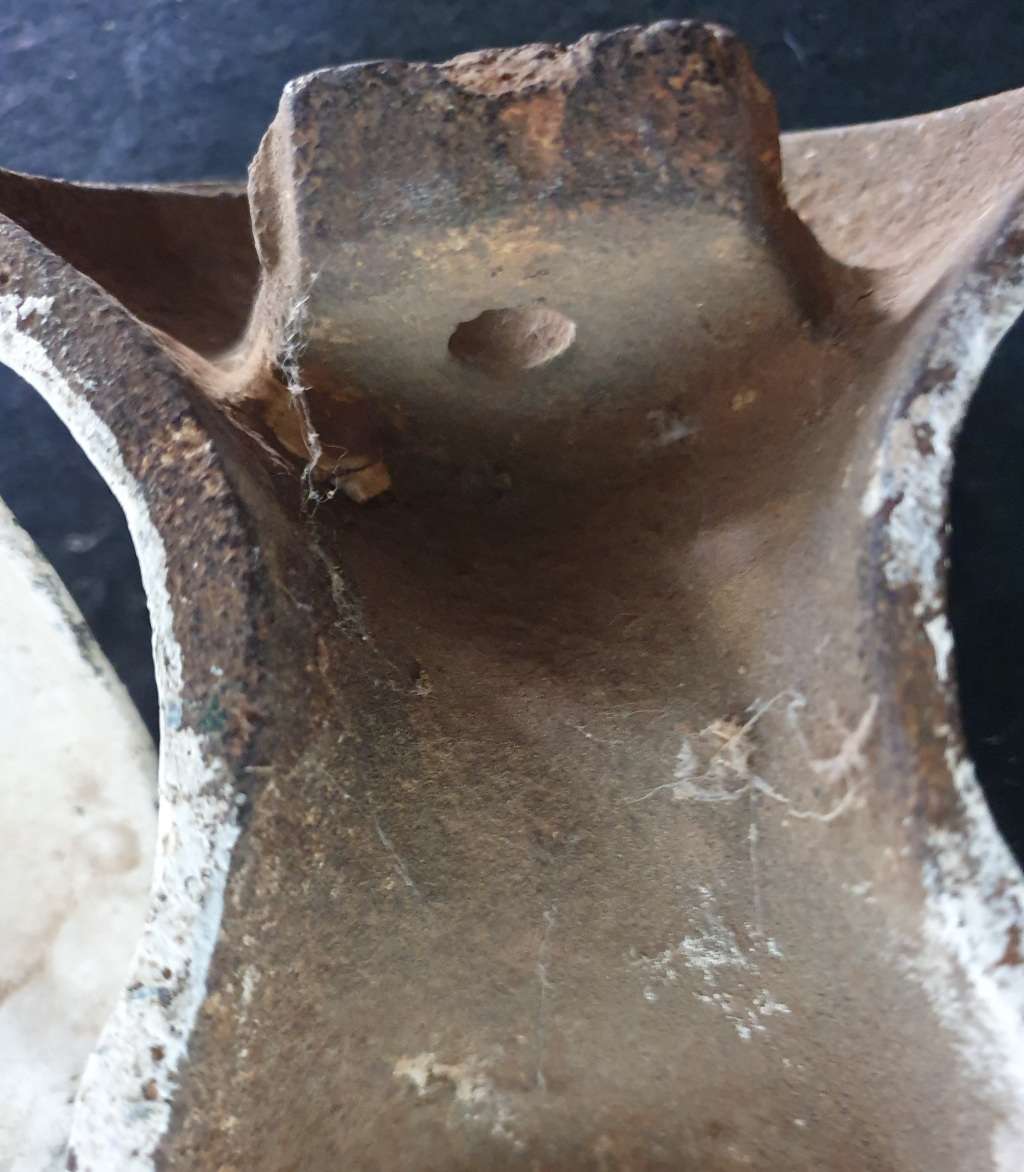 4 X VICTORIAN ERA HEAVY CAST IRON BATH TUB LEGS.