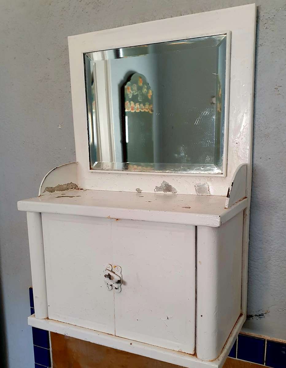 ANTIQUE 2 DOOR METAL BATHROOM CABINET WITH BEVELLED MIRROR. WALL MOUNT.