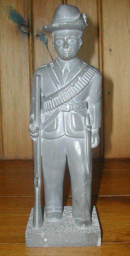 SCULPTURE OF BOER SOLDIER IN ANGLO BOER WAR. 24CM. VERY RARE.1944