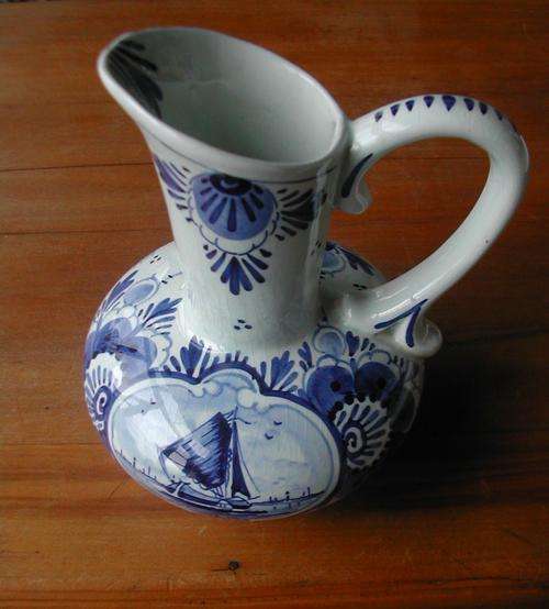 VINTAGE HAND PAINTED DELFT WATER VASE.