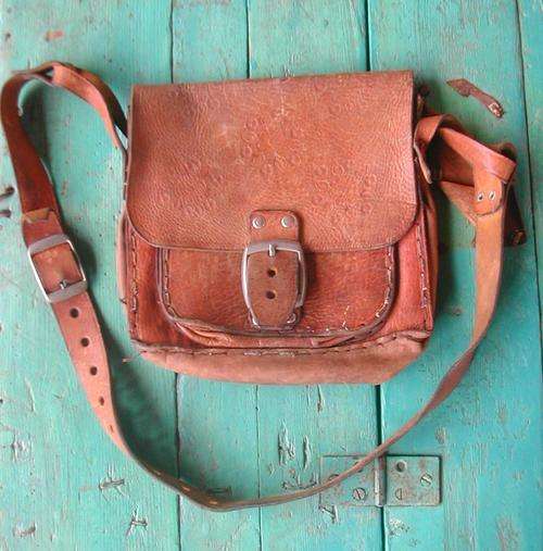 VINTAGE LEATHER HAND/POST BAG. 1920/30 HANDMADE