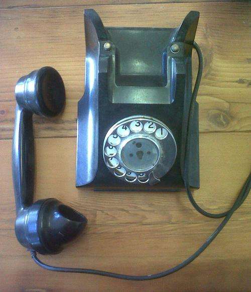 ANTIEKE TELEFOON. BAKELIET. WERKENDE TOESTAND.