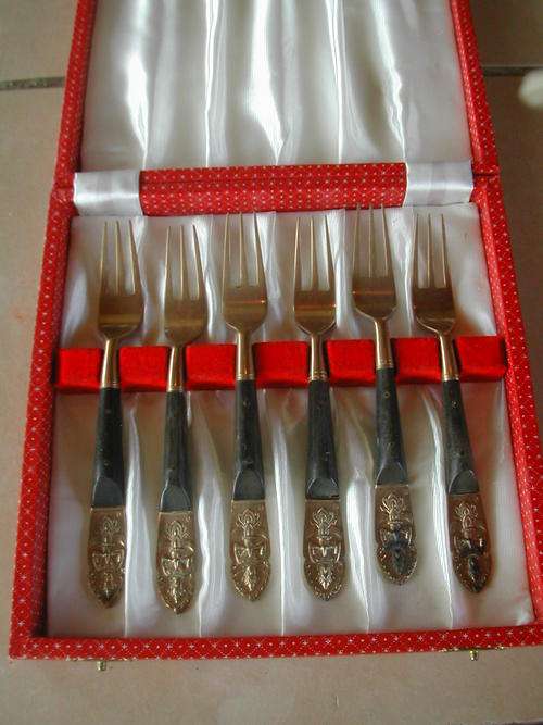 ANTIQUE NICKEL CAKE FORKS WITH HORN HANDLES. RARE!!!!!!!!!!!