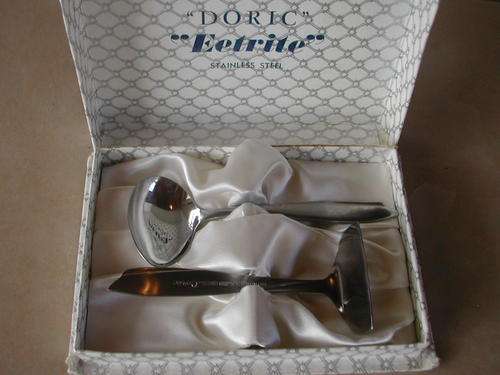 VINTAGE MEASURE SPOON AND SCRAPER. ORIGINAL PACKING!! RARE!!