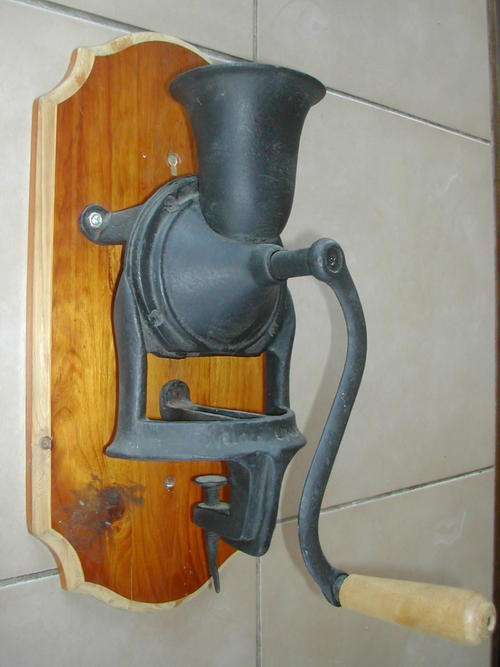 ANTIQUE COFFEE GRINDER. CAST IRON.