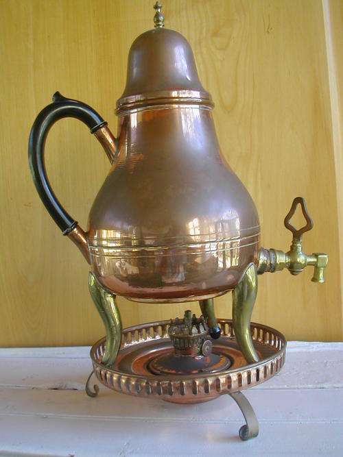 ANTIEKE KOFFIE KONFOOR. MET BAKELIET HANDVASTEL EN BRANDER! SKAARS ITEM!!