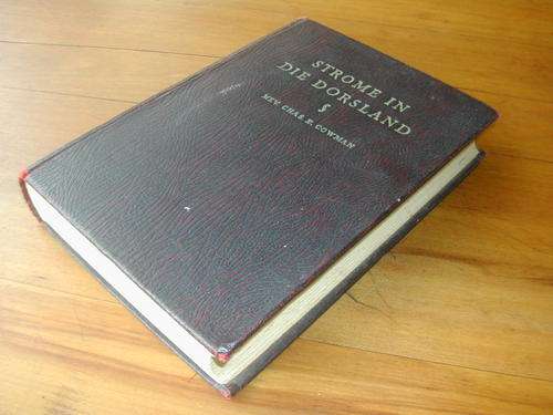 STROME IN DIE DORSLAND. 1938 EERSTE DRUK. LEER OMSLAG. AFRIKANA SKAT!!