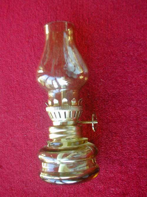 CUTE VINTAGE OIL LAMP!!