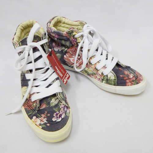 New pair of Levi's sneakers - Size: 4