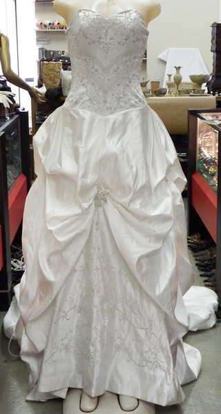 Beautiful beaded wedding dress with train - Size : Approximately 32 - 34 (adjustable - Laces up )