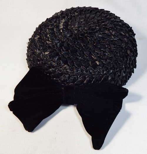 Vintage 1960's black hat designed by Patrice - Size 20 x 20 cm