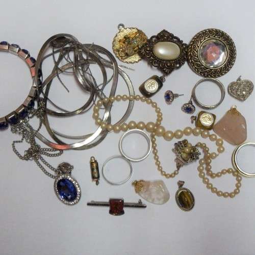 Lot of costume jewellery pieces