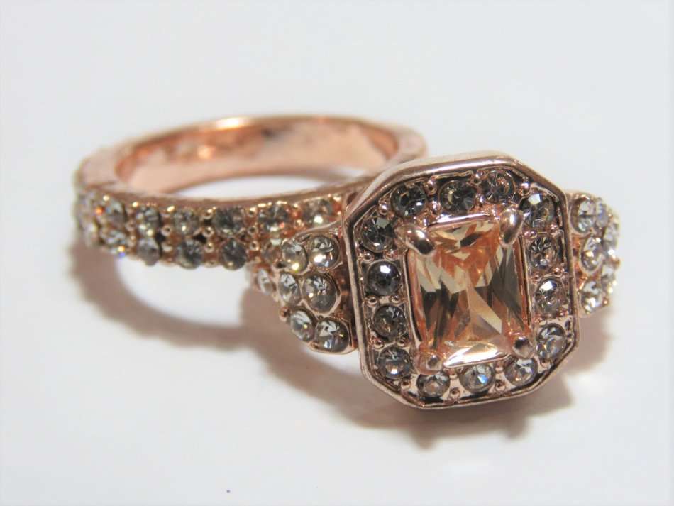Rose Gold plated ring with band - Stone missing - Size: J