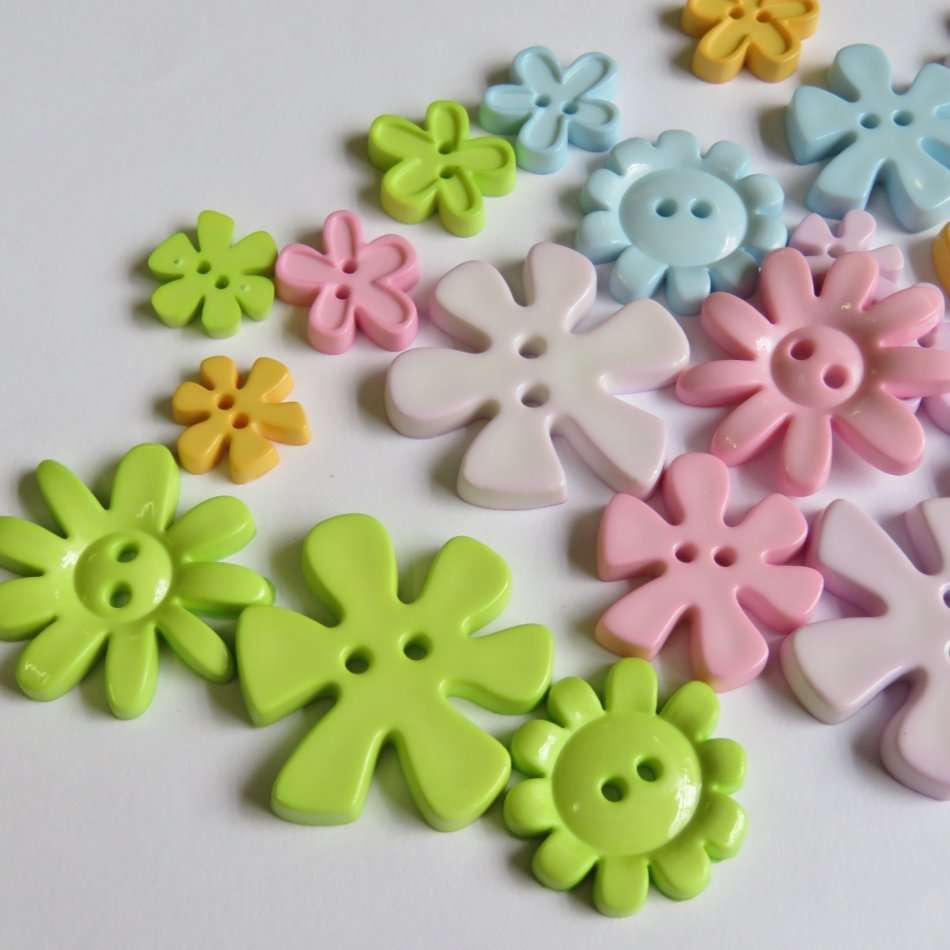 Lot of 21 pastel colour flower buttons