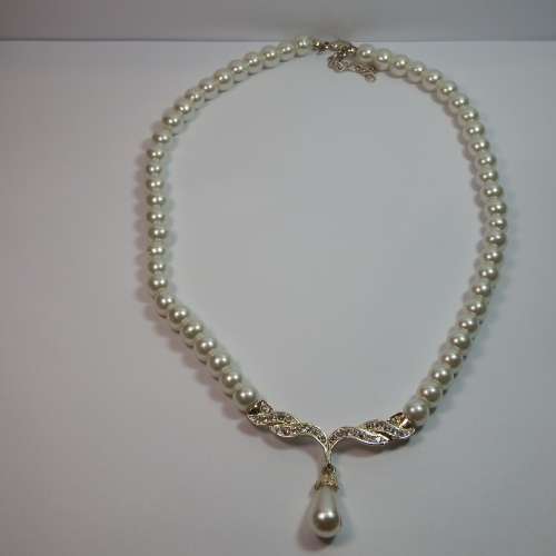 Fashion jewellery faux pearls necklace