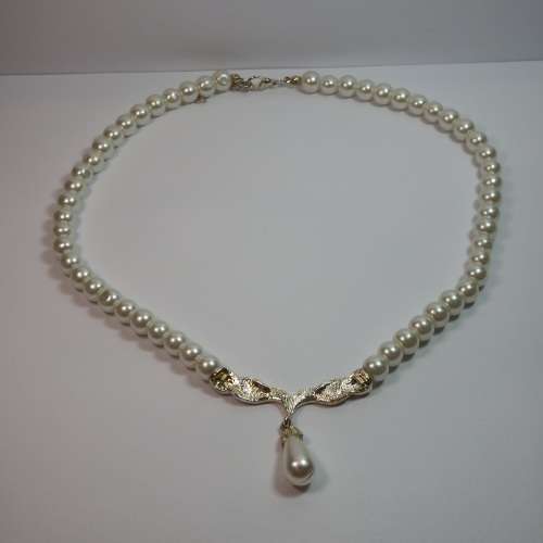 Fashion jewellery faux pearls necklace
