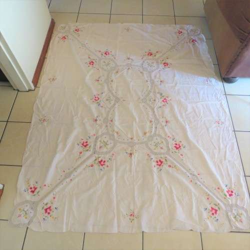 Vintage handmade and embroidered tablecloth - Small hole, but good condition - Size 203 x 155 cm