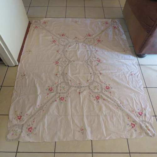 Vintage handmade and embroidered tablecloth - Small hole, but good condition - Size 203 x 155 cm