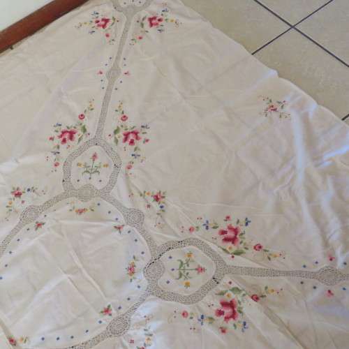 Vintage handmade and embroidered tablecloth - Small hole, but good condition - Size 203 x 155 cm