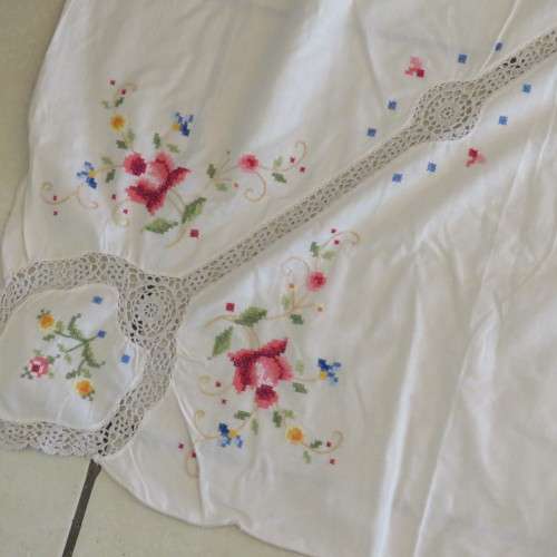 Vintage handmade and embroidered tablecloth - Small hole, but good condition - Size 203 x 155 cm