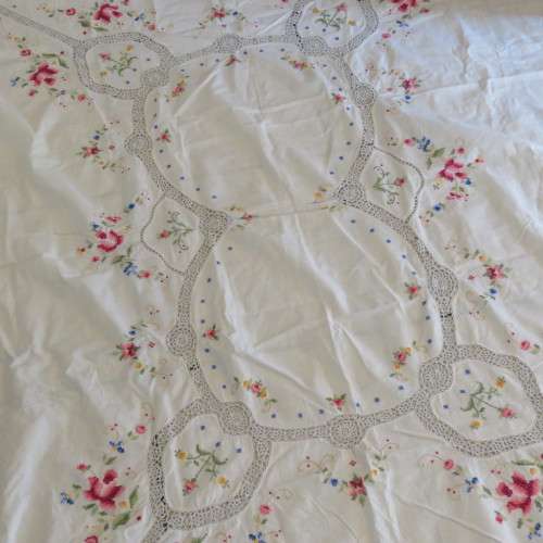 Vintage handmade and embroidered tablecloth - Small hole, but good condition - Size 203 x 155 cm