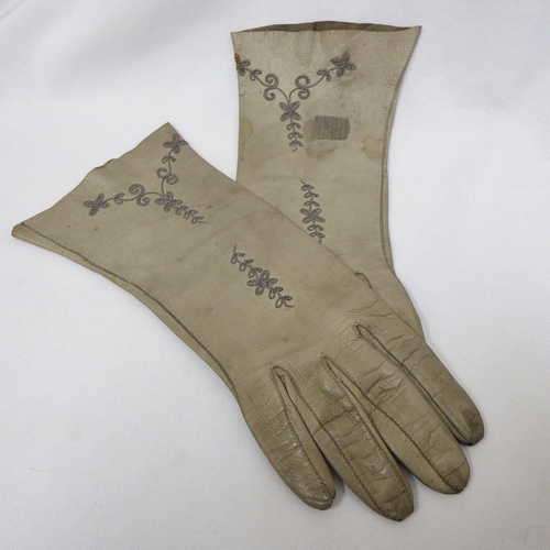 Pair of vintage ladies leather gloves with embroidery - Some dirty marks