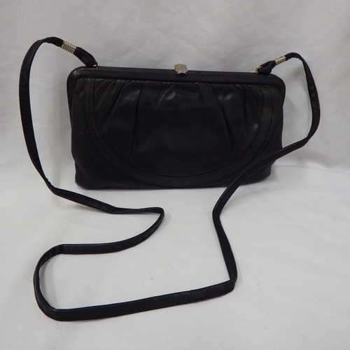 Vintage black Pointer Genuine Leather handbag (Inside damaged but outside is in excellent condition)